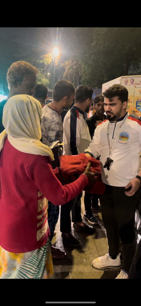hepfoundation1's tweet photo. Heritage and Environment Preservation Foundation (NGO) team has successfully given warm blankets to needy people in the government hospital and on the streets of Mumbai on November 27, 2022. https://t.co/rafipSJfY5