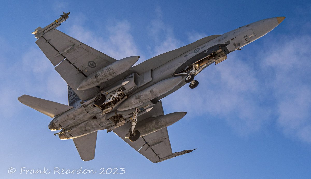 FrankReardon1's tweet photo. The McDonnell Douglas CF-18 Hornets landing on runway 34 in #Iqaluit #Nunavut 🇨🇦 on JAN.25.2023 

@ARC_RCAF @RCAF_ARC
 #YFBSpotters #RCAF #Arctic #F18 #CF118 https://t.co/ntIdqOtjF9