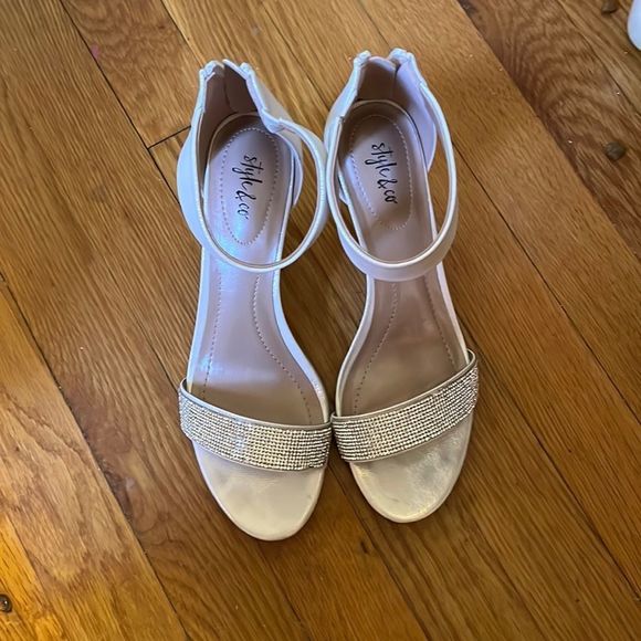 kpins65's tweet photo. So good I had to share! Check out all the items I'm loving on @Poshmarkapp #poshmark #fashion #style #shopmycloset #gbyguess #talbots #styleco: https://t.co/iGiGbWhPtm https://t.co/7vrNXmdTDy