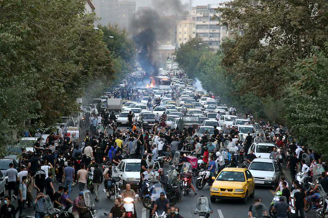 m0bio0's tweet photo. درسته روند انقلاب بالا پایین داره ولی
باید دوباره برگردیم به این روز ها
#مهسا_امینی 
#اعتصابات_سراسری https://t.co/0wVKF2rECD