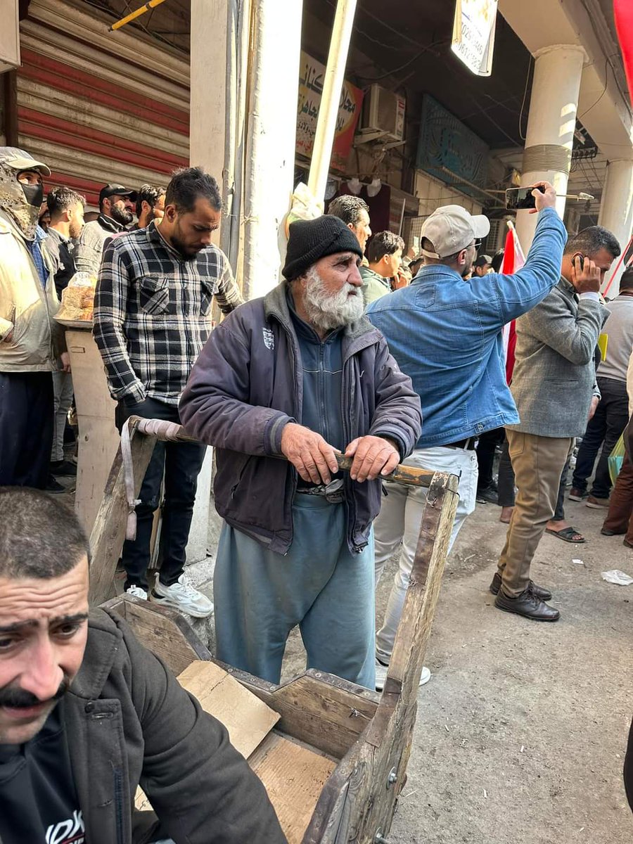 في بلدي لا يحكم فيه القانون
يمضي فيه الناس إلى سجون الجوع بمحض الصدفة
ولا وجود لاي مستقبل
في بلدي يتمدد فيه الفقر كما يتمدد الثعبان في الرمل
في بلدي تتعرى فيه المرأةكي تأكل
و لايوجد اي مستقبل
انا في بلد يتسابق فيه الفاسدين والقتلة على قتل شعبه

#نزل_الدولار
#البنك_المركزي_العراقي