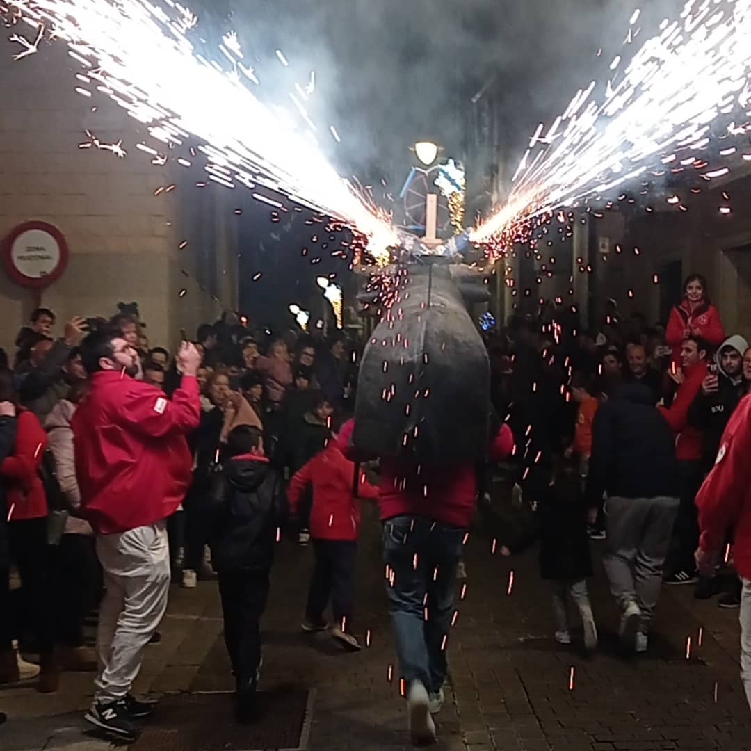 dtfsanse's tweet photo. Impresionante el #ToroDeFuego del viernes #20DEnero 💪
La calle de #SanSe llena de gente y niñ@s. Gracias @pirosanse &. @dtfsanse & @sansecomunica 👏👏👏
#SanSeTaurina #SanSebastianMartir #JuntosSomosMasGrandes @Federacion1985 https://t.co/xEOw7ican8
