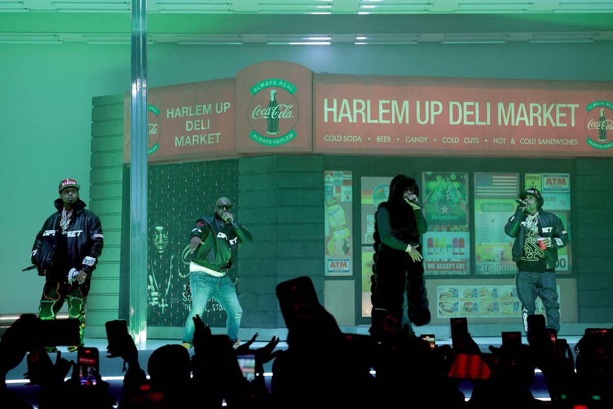 SIRIUSXM's tweet photo. obviously... #DrakeAtApollo https://t.co/Ak3hvqPQLu