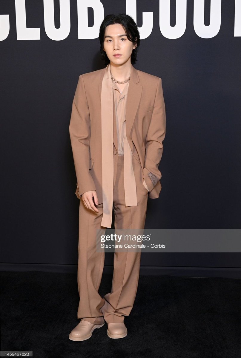 jeonthily's tweet photo. Y ESE GUAPO DIOSMIOOOO

VALENTINO AMBASSADOR SUGA 
#SUGAxValentino (@BTS_twt)
#SUGAxValentinoCouture 
#SUGAValentinoDiVas https://t.co/Fr2SgqpKDg