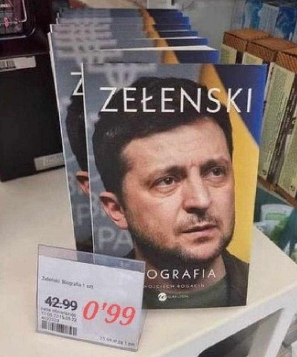 FabGiagnoni's tweet photo. Non esattamente un bestseller.

#Libro ma anche #fermaporte.

#ZelenskyWarCriminal https://t.co/tRrrKDwqHP