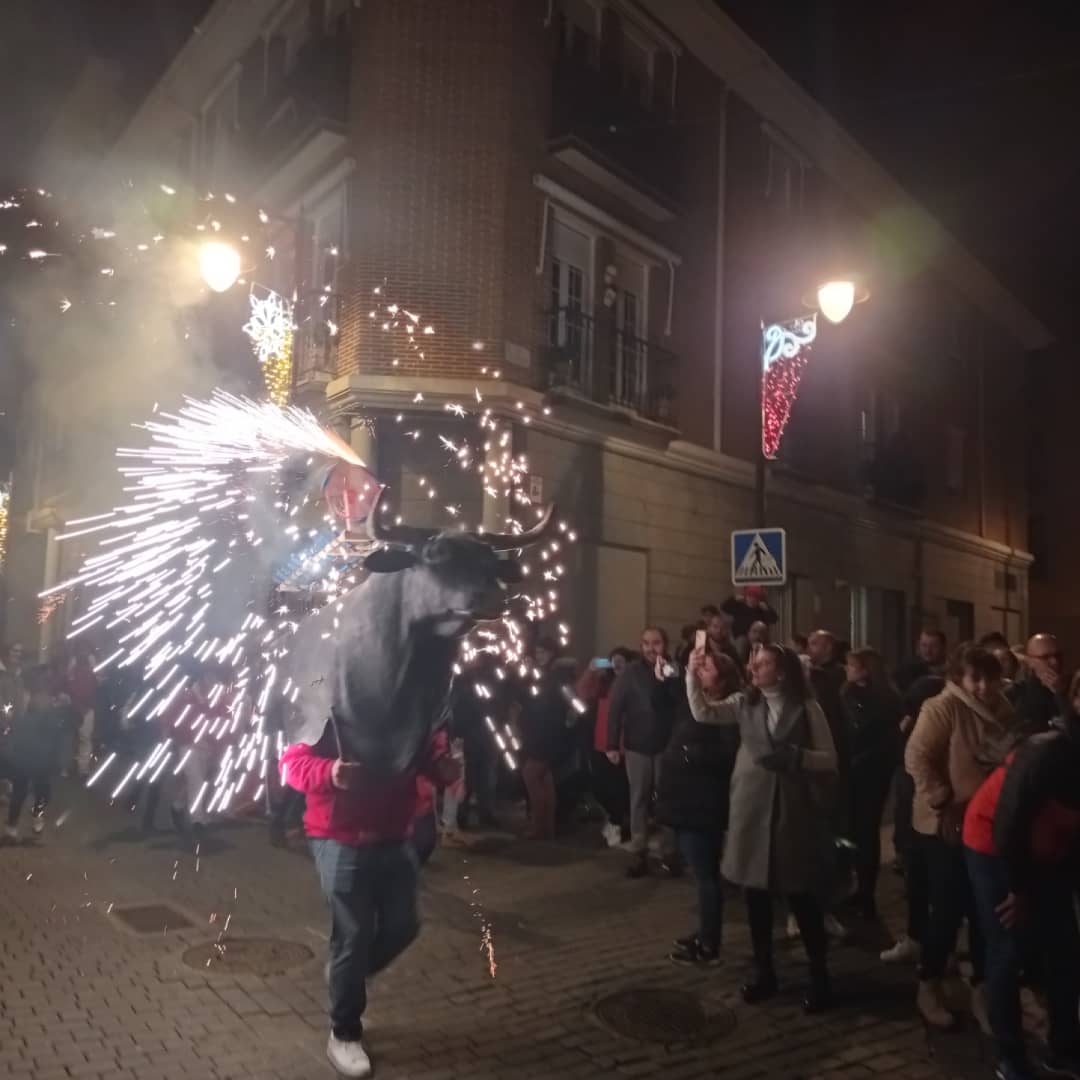 dtfsanse's tweet photo. Impresionante el #ToroDeFuego del viernes #20DEnero 💪
La calle de #SanSe llena de gente y niñ@s. Gracias @pirosanse &. @dtfsanse & @sansecomunica 👏👏👏
#SanSeTaurina #SanSebastianMartir #JuntosSomosMasGrandes @Federacion1985 https://t.co/xEOw7ican8