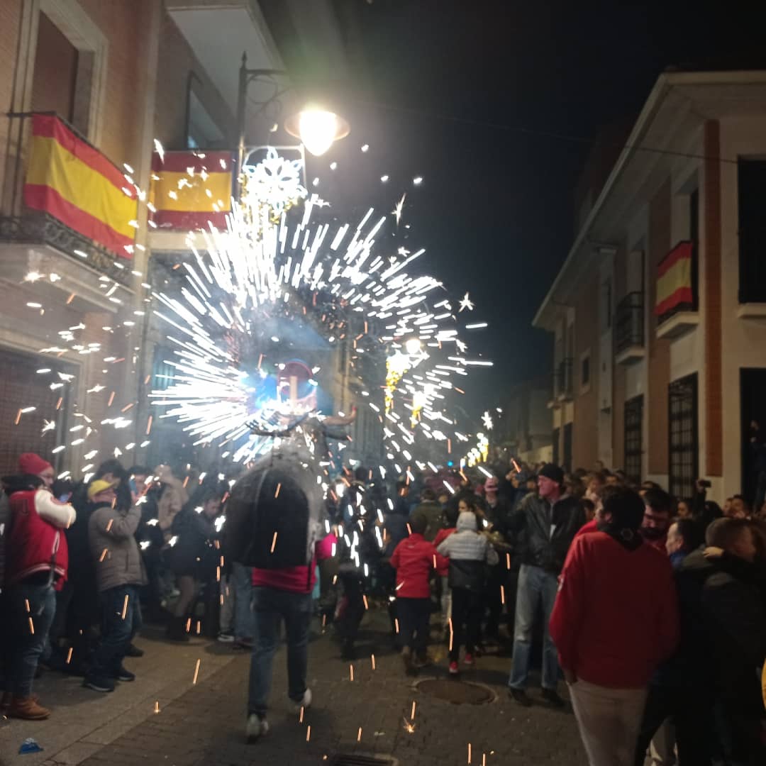 dtfsanse's tweet photo. Impresionante el #ToroDeFuego del viernes #20DEnero 💪
La calle de #SanSe llena de gente y niñ@s. Gracias @pirosanse &. @dtfsanse & @sansecomunica 👏👏👏
#SanSeTaurina #SanSebastianMartir #JuntosSomosMasGrandes @Federacion1985 https://t.co/xEOw7ican8