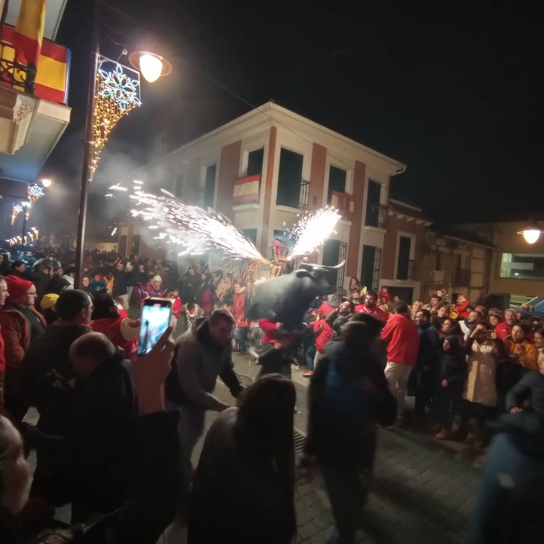 dtfsanse's tweet photo. Impresionante el #ToroDeFuego del viernes #20DEnero 💪
La calle de #SanSe llena de gente y niñ@s. Gracias @pirosanse &. @dtfsanse & @sansecomunica 👏👏👏
#SanSeTaurina #SanSebastianMartir #JuntosSomosMasGrandes @Federacion1985 https://t.co/xEOw7ican8