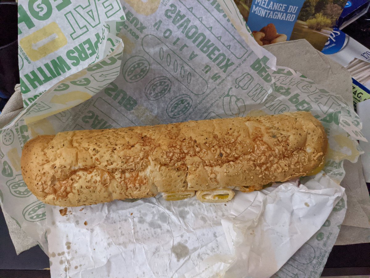 Zundra616's tweet photo. @SUBWAYCanada at least include the knife if you're not gonna cut the sandwich lol https://t.co/1IyxQOih1O