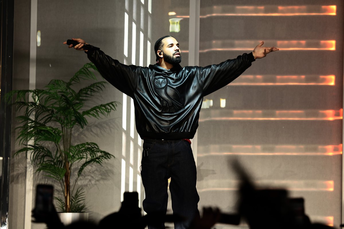 SIRIUSXM's tweet photo. obviously... #DrakeAtApollo https://t.co/Ak3hvqPQLu