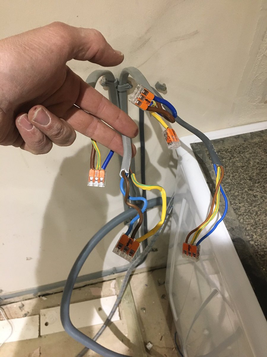 imlukejenner's tweet photo. The kitchen fitters done me no favours what so ever on this one but found the issue quickly which was handy 🤦🏽‍♂️ https://t.co/mzskfijrih