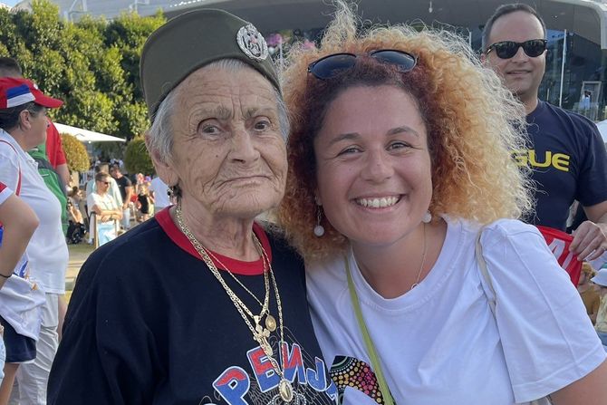 AktuelnoNet's tweet photo. Baka Srbijanka osvaja AO, najpoznatiji navijač Novaka Đokovića se slikao s njom i poručio "Ona je legenda" https://t.co/2qC1ZRw9kq foto:telegraf https://t.co/x3m28wPom1