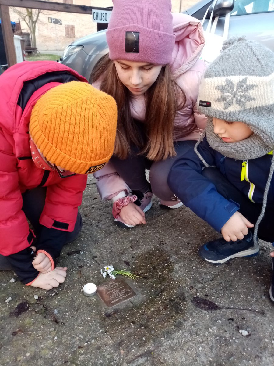 Grazie a Francesca Branchetti e alla sua famiglia!
Insieme ci scrivono: 
"Quest'anno abbiamo adottato la pietra d'inciampo di Adolfo Rossi, abbiamo letto la sua storia e abbiamo pensato tanto a lui e alla sua breve vita".
Ginevra, Pietro e Giacomo.