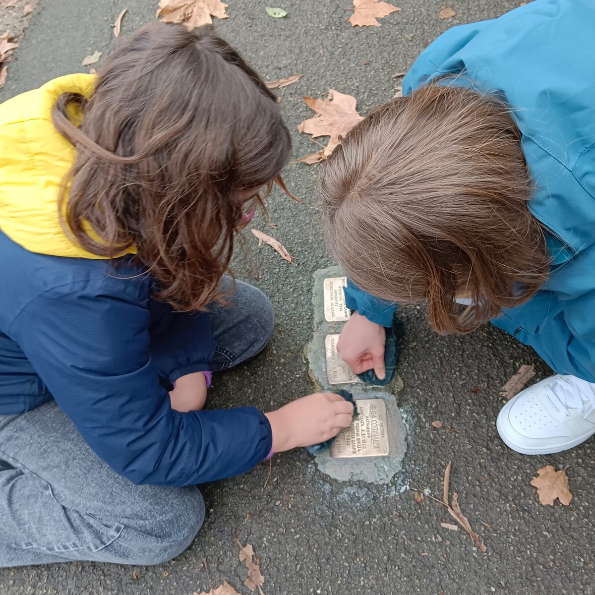 Istoreco's tweet photo. Continuano le adozioni delle pietre di inciampo.
Due nostre piccole fedelissime amiche, Bianca e Daria, anche nel 2023 hanno adottato le pietre di inciampo di Ada, Olga e Bice. Per non dimenticare.
Grazie! https://t.co/GPW0xDCHhO