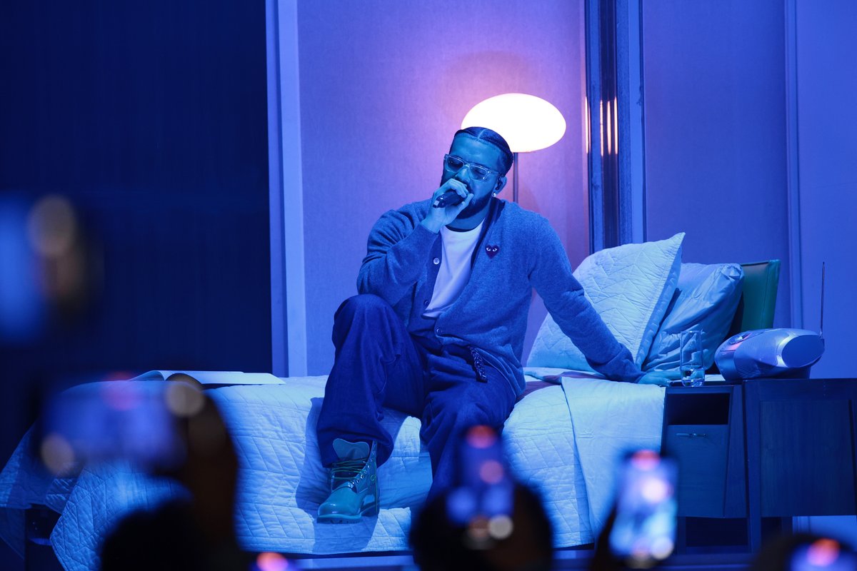 SIRIUSXM's tweet photo. obviously... #DrakeAtApollo https://t.co/Ak3hvqPQLu