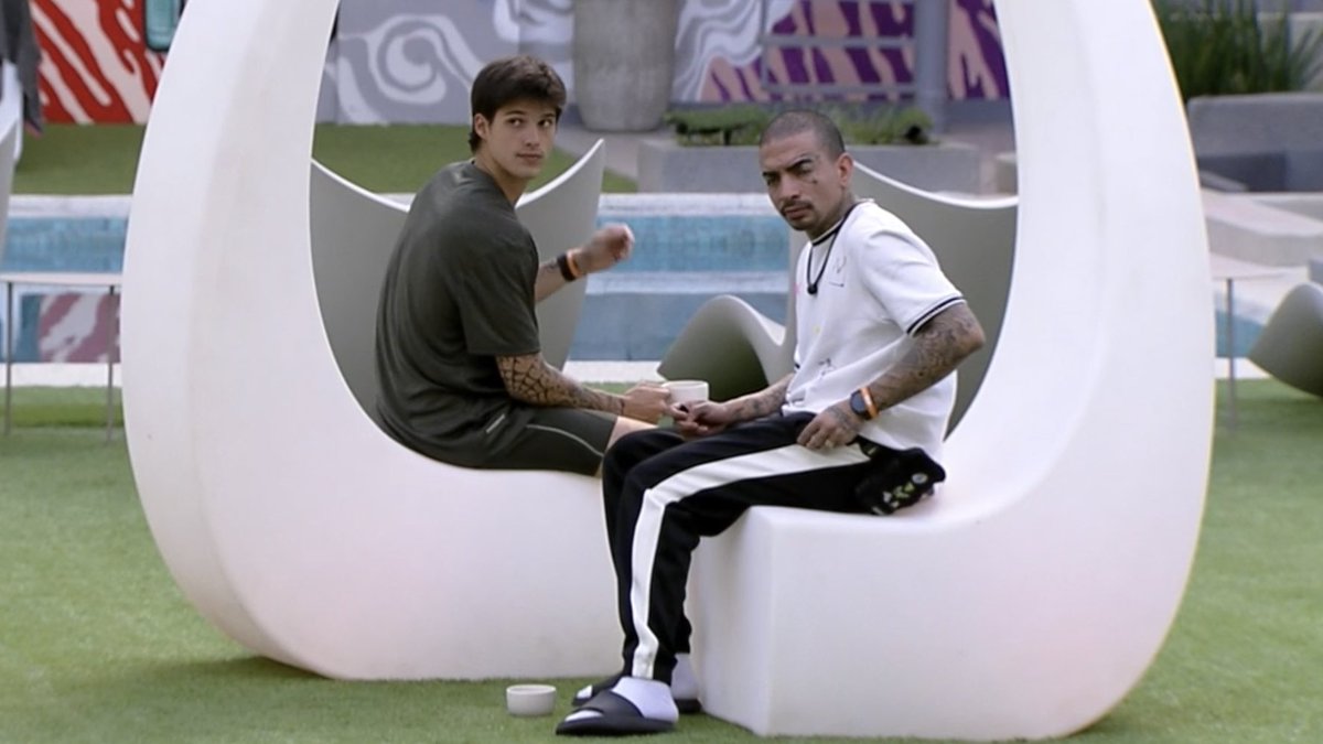 E a história se repete no BBB 23, O cantor super conhecido no Brasil com suas músicas e sua história de vida e o homem hétero padrão. Um é cancelado e perde público se achando um bom jogador e o outro vive um relacionamento abusivo dentro do reality.