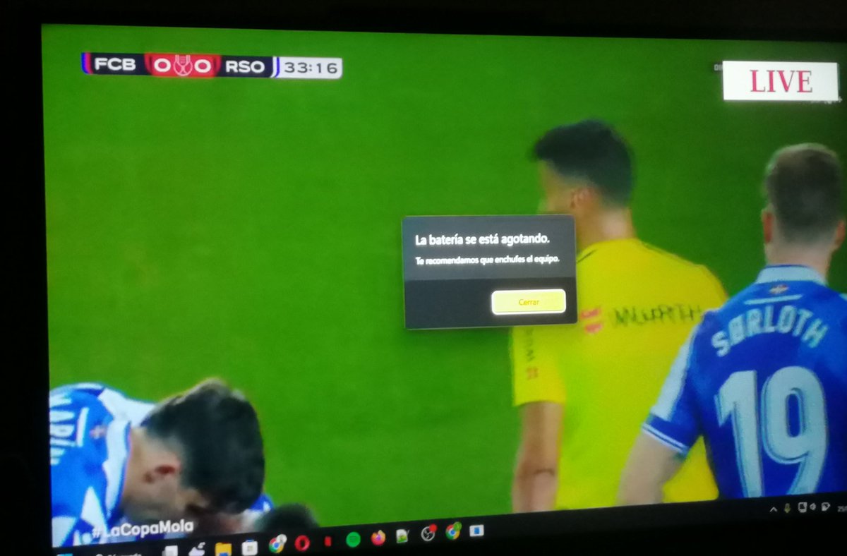 FerElTomatxAzul's tweet photo. Esto es de coña, he ido corriendo a por el cargador y resulta que se le está quedando sin batería al del stream y no a mí https://t.co/xAw288VnXM