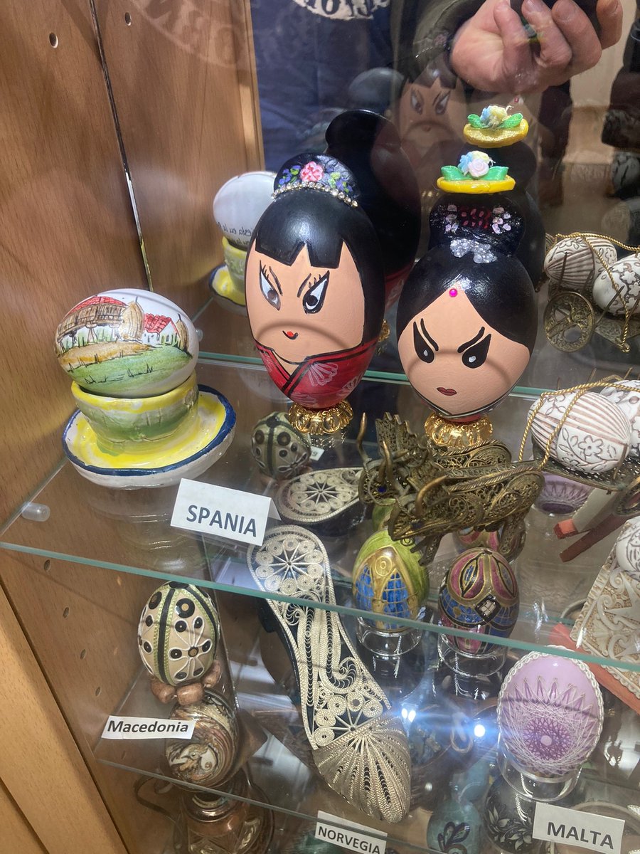 erasmusplusmon1's tweet photo. Día 2 – Visitamos el monasterio Voronet. Después estuvimos en un mercadillo y en un museo donde pintamos unos huevos muy bonitos. El resto del día lo pasamos con nuestras familias. Dato importante: Probamos comida tradicional rumana. https://t.co/rz1tVka0AS