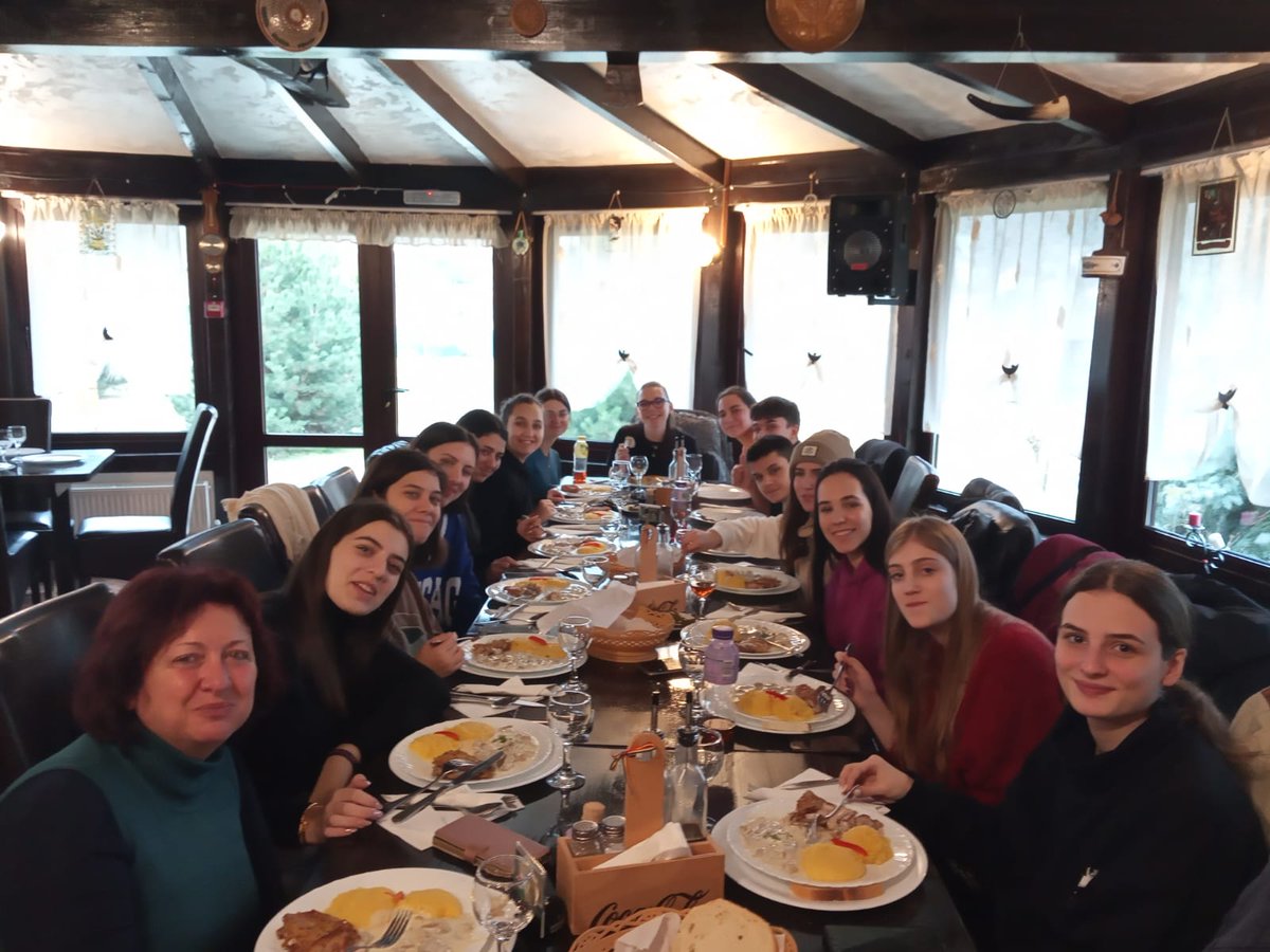 erasmusplusmon1's tweet photo. Día 2 – Visitamos el monasterio Voronet. Después estuvimos en un mercadillo y en un museo donde pintamos unos huevos muy bonitos. El resto del día lo pasamos con nuestras familias. Dato importante: Probamos comida tradicional rumana. https://t.co/rz1tVka0AS
