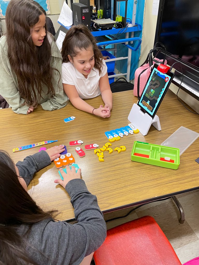 school3_STEM's tweet photo. Coding fun in 4th grade STEM! @S3_Belleville https://t.co/ye839RB8yV