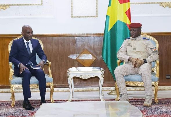 AfricaKeyStory's tweet photo. 🛑 Coopération #Togo  #BurkinaFaso : le Togo réaffirme son soutien à la Transition  « C’est surtout un message d’amitié et de soutien �� la fois au peuple et au gouvernement burkinabè » @RDussey @FEGnassingbe #TogoOfficiel @DiplomatieTogo @TogoOfficiel #Diplomatie https://t.co/EoKhFttKDz