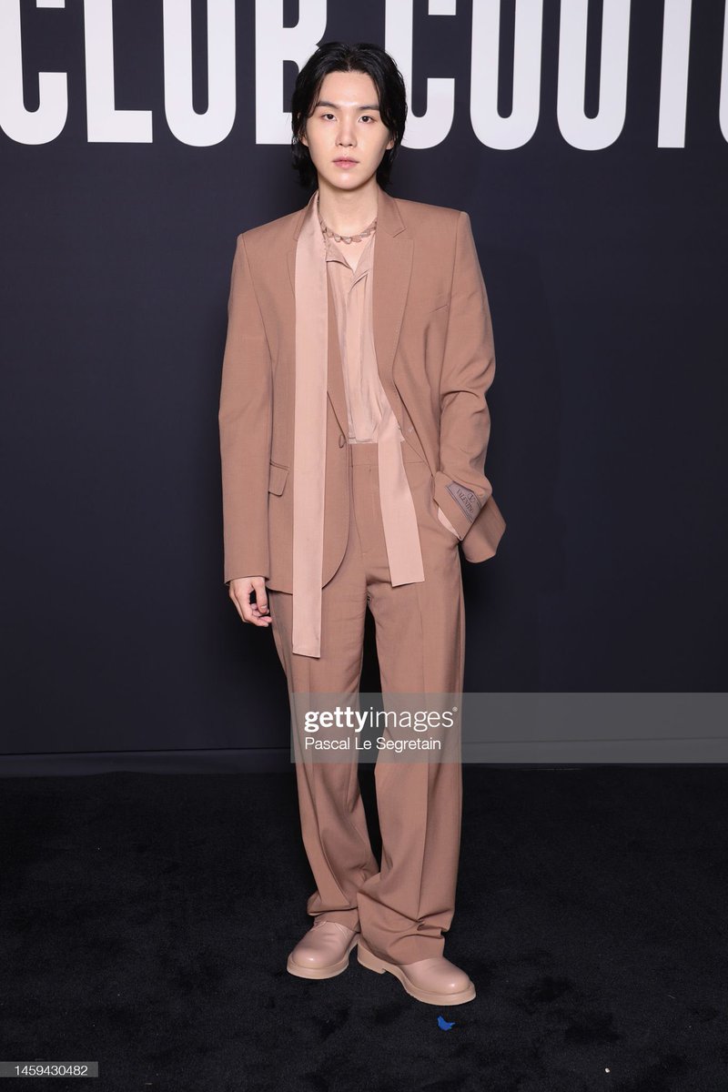 btspicstwt_'s tweet photo. [📸 PHOTOS] #SUGA X Valentino at Paris Fashion Week (3)

[source: gettyinages]
#SUGAxValentino https://t.co/sZhkBXHACM