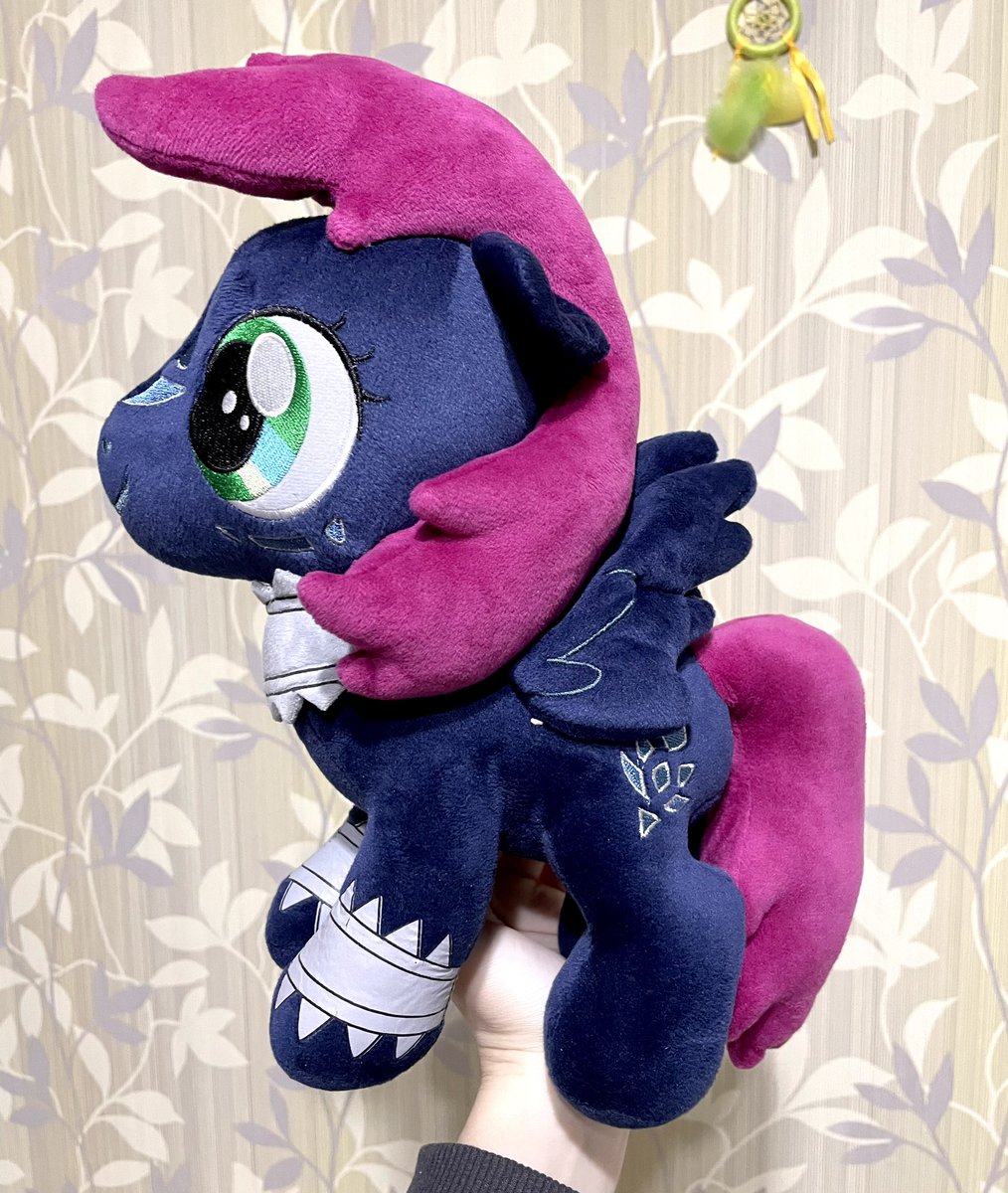 _Koffeemilk_'s tweet photo. OMG SHE FINALLY ARRIVED I WAS SO LOOKING FORWARD FOR HER ARRIVAL, I STILL CAN'T BELIEVE THAT I COULD GET IT IN PRACTICALLY PERFECT CONDITION I’M WAITING FOR HER SINCE OCTOBER WITH EBAY, BUT THIS WAITING WAS WORTH IT 
#SpyroTheDragon #CynderPlush #SpyroCollection #CynderTheDragon https://t.co/uzVWsDjZPt