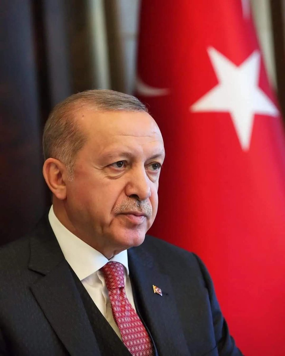 Milletiyle birlikte yekvücut olup her musibete karşı topyekün mücadele eden ve ömrünü milletine adamış Liderin adıdır Recep Tayyip Erdoğan  🇹🇷