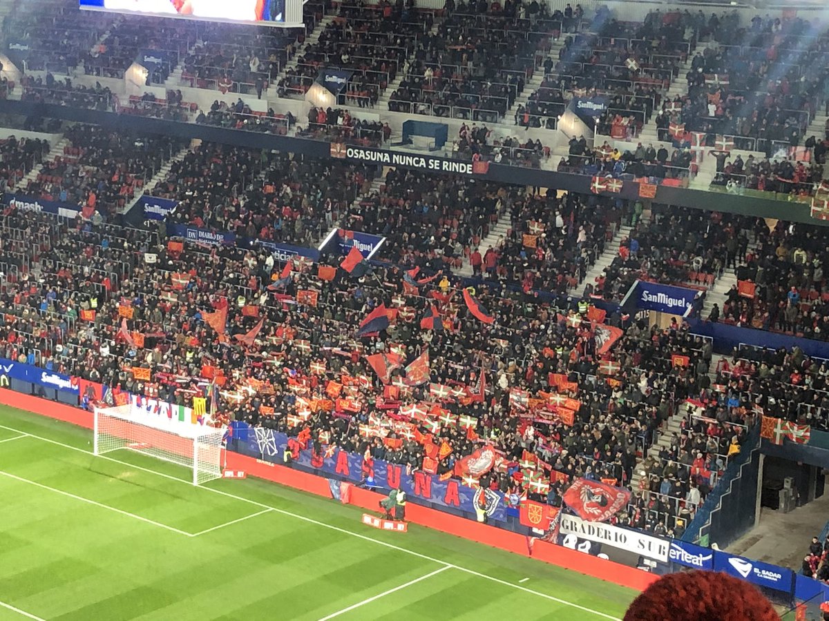 Graderío Sur, poblado de banderas de Nafarroa e ikurriñas.