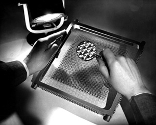 MITLL's tweet photo. 💭 DYK: The greatest breakthrough in the development of the Whirlwind computer was the invention of magnetic-core memory, a three-dimensional structure of small toroidal-shaped ferromagnetic cores that stored data.
#MITLLhistory https://t.co/5D9yPbk8CJ
