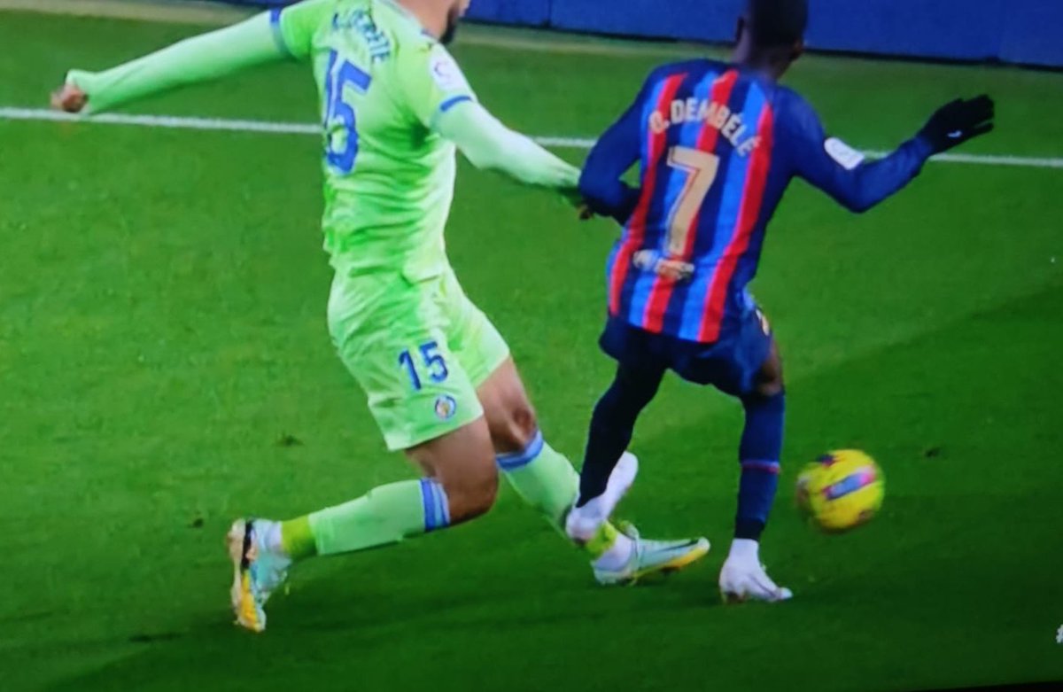 LaLigaDeRafa's tweet photo. @jotajordi13 A Soto Grado ...se le olvidó expulsar a Dembelè...no te escuché lo mismo @jotajordi13 ... https://t.co/EI3tmoykzH
