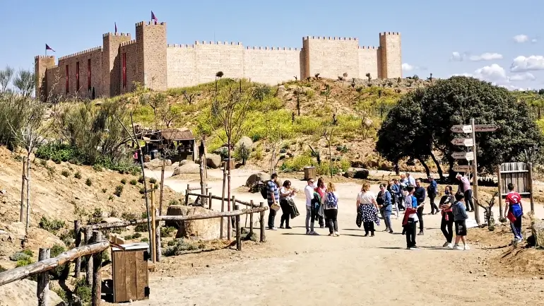 avecesveoviajes's tweet photo. En el Castillo de Vivar de Puy du Fou #Toledo se representa el espectáculo El Último Cantar, sobre la vida del Cid Campeador
#ElSueñoDeToledo #PuyDuFouEspaña #CastillaLaMancha #toledoturismo #CLMvivetumundointerior #CLMtumundointerior
https://t.co/2Hgep1TF3d https://t.co/l4rW6Iu5sd