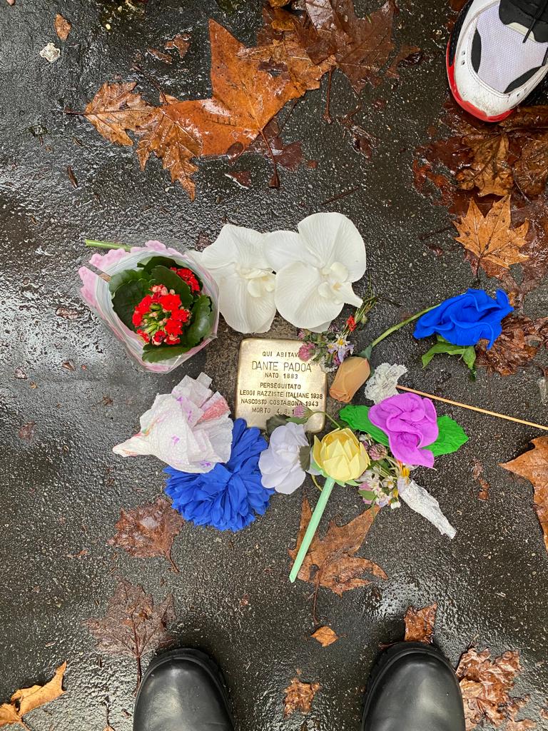 La 5b della scuola primaria Pascoli ha spolverato ieri mattina la Pietra di Dante Padoa nostro vicino di casa e assassinato dai fascisti e nazisti a seguito delle leggi razziste italiane.
La scuola ha adottato la Pietra di Dante.