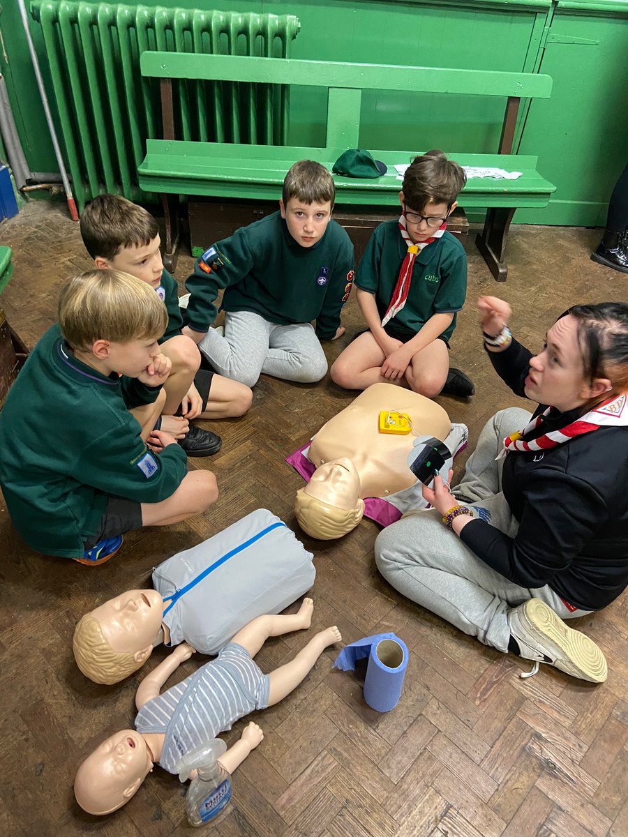 boldventurepar1's tweet photo. First aid training #cubscouts #skillsforlife https://t.co/39sQx2lrWv