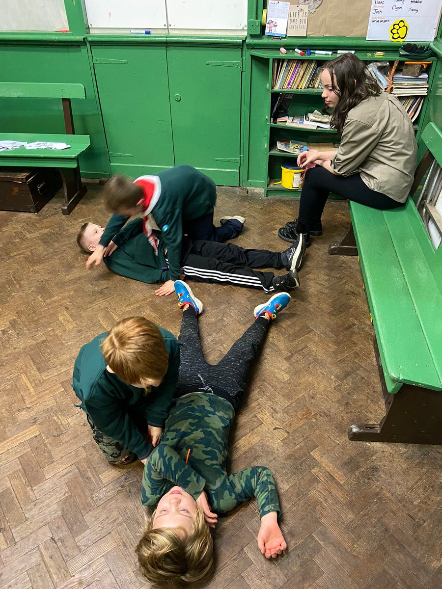 boldventurepar1's tweet photo. First aid training #cubscouts #skillsforlife https://t.co/39sQx2lrWv