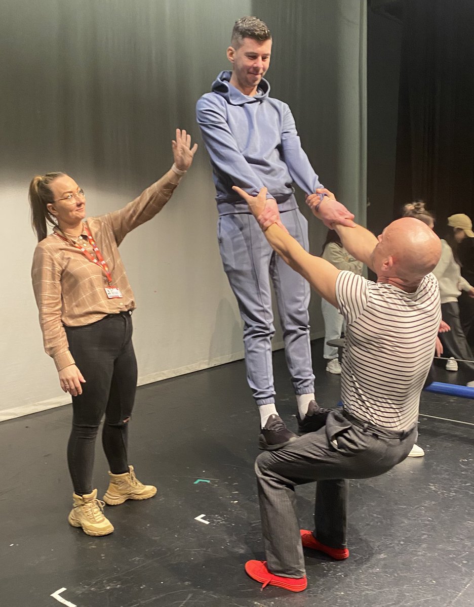 AmandaPayne333's tweet photo. Wonderful day of reflection and fun with #circus skills!!! Lovely welcome back for the L6 undergrads!!! (Can report no casualties!!!) Thanks @katmitchelluk @Mitchell_Arts arts @BusinessStaffs @cdesouthall  #proudtobestaffs https://t.co/H3PMAhlze1