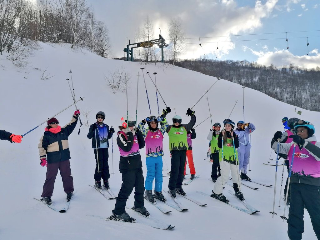 Une journée en rando raquettes à Casterino avec Jessica notre accompagnatrice Moyenne Montagne et Quentin(parc du Mercantour) il y a quelques jours suivie d'une première sortie ski à Limone aujourd'hui avec le sourire ! #LaRoyaenForce #Retourauxsources #Lesportcestlavie