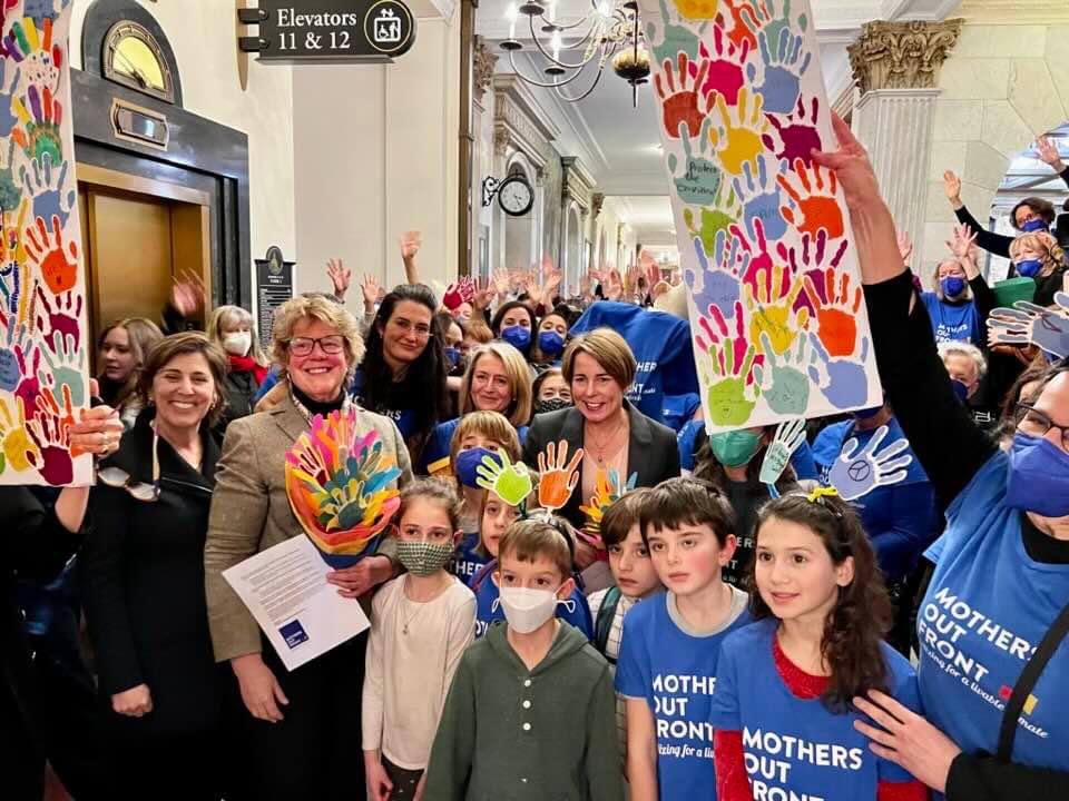 MOF_Mass's tweet photo. Thank you @MassGovernor Healey for meeting with and hosting young climate activists and @MothersOutFront! Let’s now team up for a just transition to renewable energy #HandsTogether4ClimateJustice #HealeyClimateSHEro https://t.co/HFk6BSjKJK
