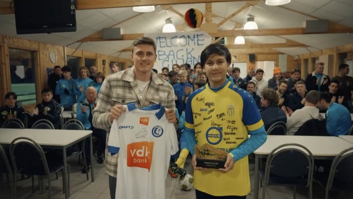 tomvandenbulcke's tweet photo. Met een gigantische voorsprong het schoonste moment van de Gouden Schoen-avond: Gilian (14) is na een hartstilstand weer voetballer en krijgt de trofee voor "Comeback van het Jaar" uit handen van zijn idool Alessio Castro-Montes 💙🤍 #kaagent #goudenschoen https://t.co/vo4Y6GeqQr