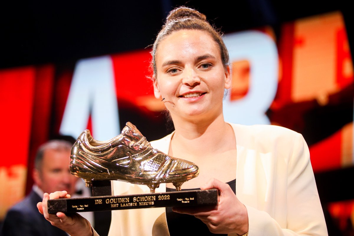 OHLeuven's tweet photo. Historisch moment voor OH Leuven: Zo trots op onze doelvrouw, Nicky Evrard!🏆

#GoudenSchoen https://t.co/8Ybu0KnWBI