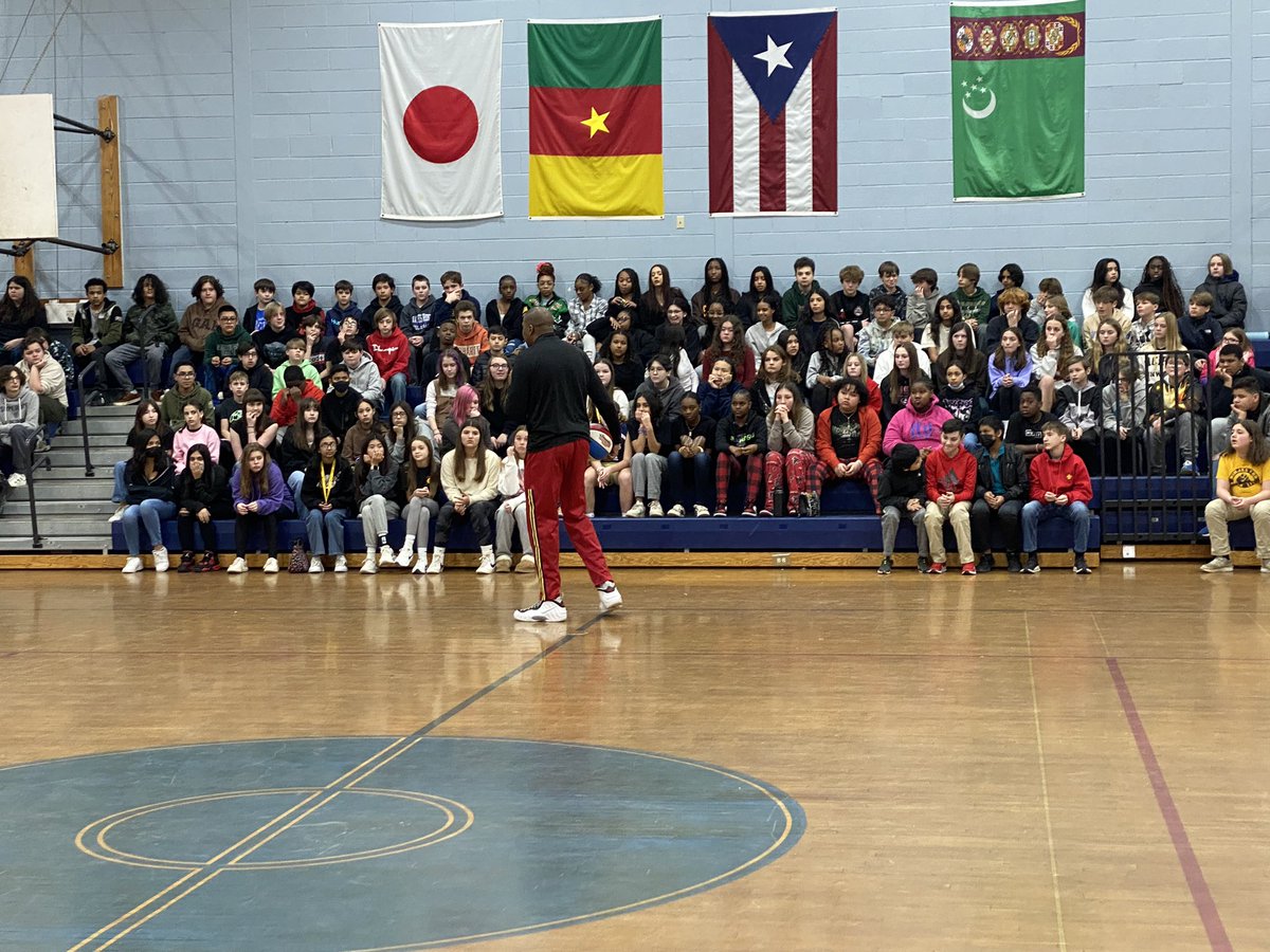 HBMSCulture's tweet photo. Had a blast with a Harlem Wizard player yesterday! Can’t wait to see our staff members play on Feb 5th @ Centennial! https://t.co/dfyDqITU7x