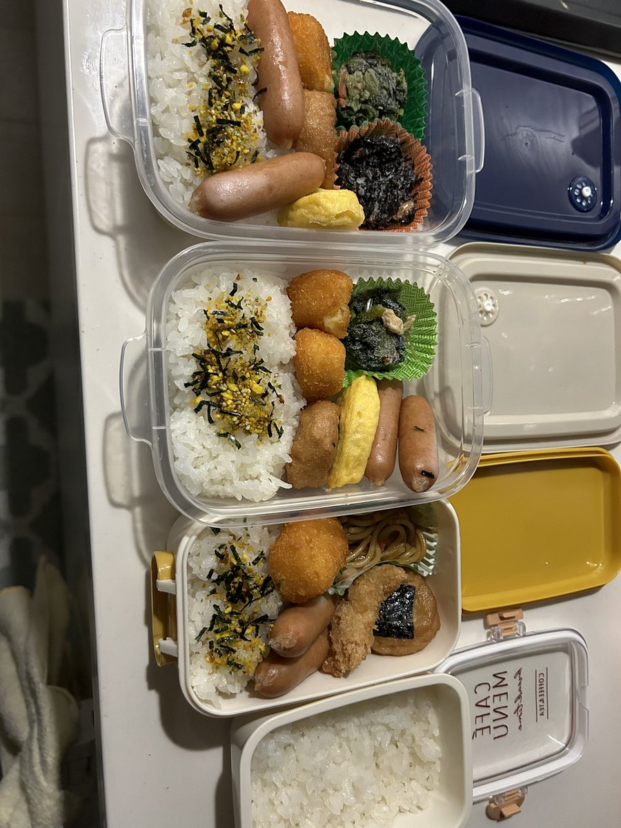 LowCafe10's tweet photo. お弁当タイムアタック！
4人分(娘のおかずは園給食)
本日のタイムは9分15秒！
ホント冷食って素晴らしい、、、
美味しいのに簡単って https://t.co/OkQ3ZqdEpg