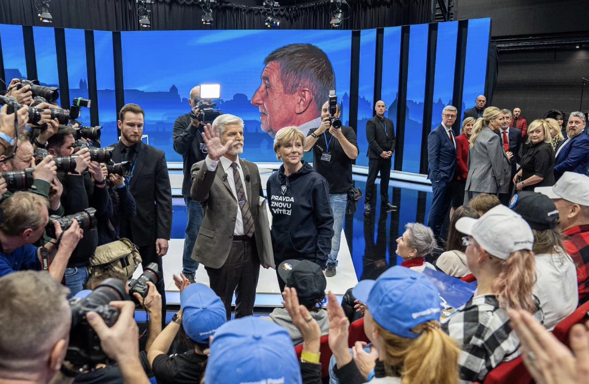 MercuryBarbora's tweet image. Toto je fotka dne. Petr Pavel obklopen reportéry a závistivé pohledy ANO sekty😂👍