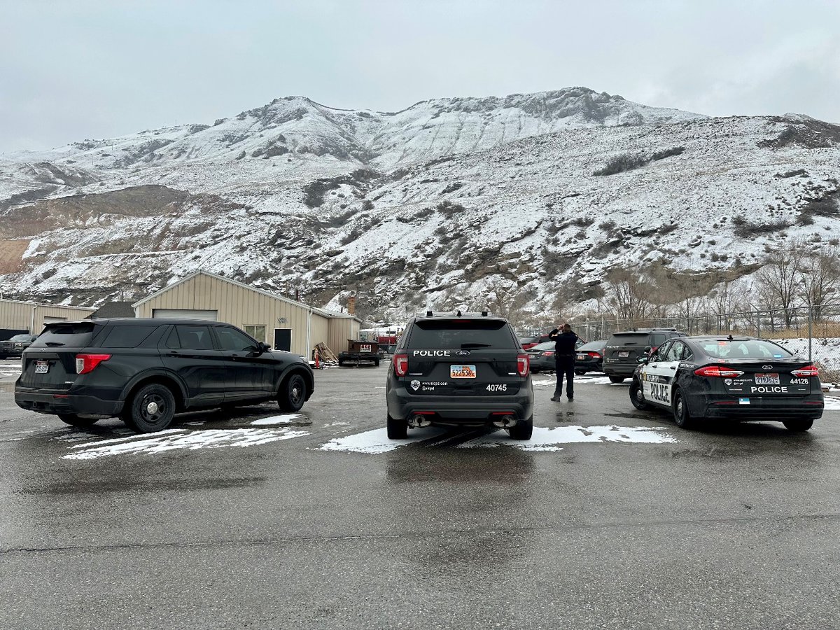 slcfire's tweet image. SLCFD is assisting @slcpd with a body recovery in the foothills above 1100 North Beck Street with assistance from DPS Star 8. PIO is not on scene. 

slcpd.com/2023/01/25/slc… 

#heavyrescue #technicalrescue #coordination #SLCPD #SLCFD #SLC