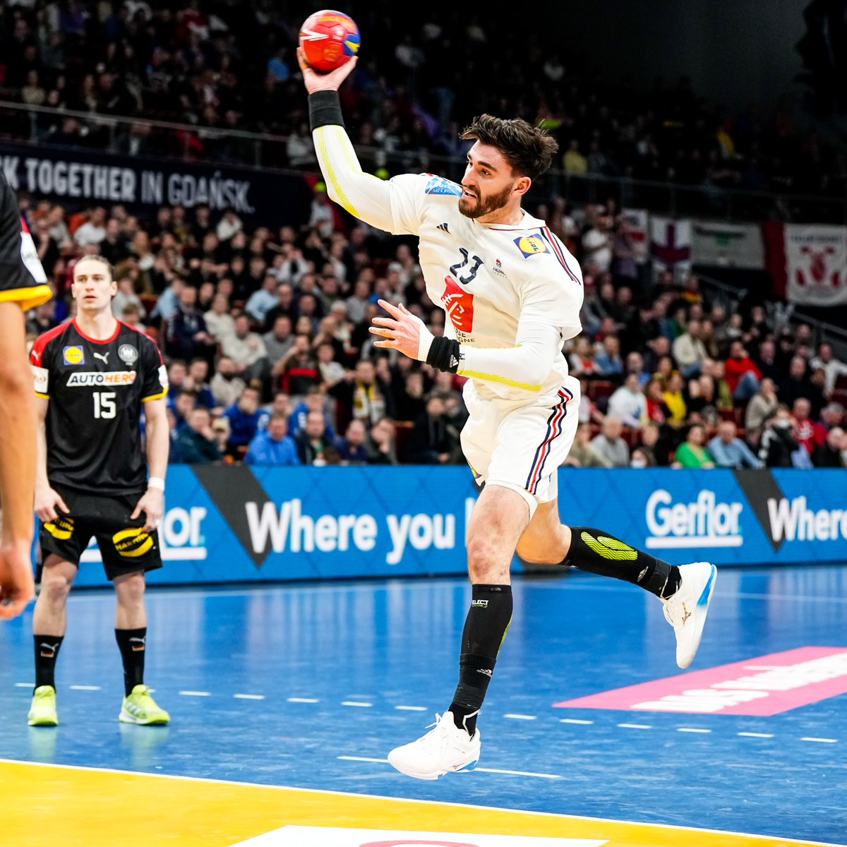 FRAHandball's tweet photo. FIN DU MATCH 🇫🇷 35 - 28 🇩🇪

C'est TER-MI-NÉ !! Performance XXL des BLEUS en deuxième période qui s'imposent face à l'Allemagne et qui filent en 1/2 🔥

DIRECTION LES 1/2 🤩

#BleuetFier https://t.co/EL0kGGVazn