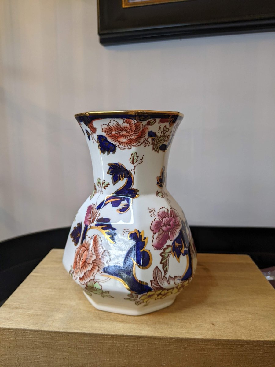 RobynParkerHome's tweet photo. Exquisite Vintage Mason's Ironstone Blue Mandalay Hexagonal Vase https://t.co/QrvE4493Gc #blue #anniversary #easter #white #hexagonalvase #masonsironstone #bluemandalay #robynparkerhome https://t.co/01YByO6OE1