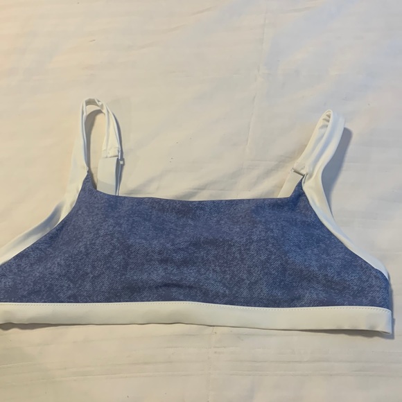 LuxDesignVault's tweet photo. So good I had to share! Check out all the items I'm loving on @Poshmarkapp #poshmark #fashion #style #shopmycloset #outdoorvoices #lululemonathletica #aerie: https://t.co/twtOrjUReh https://t.co/KTmpvqosuD