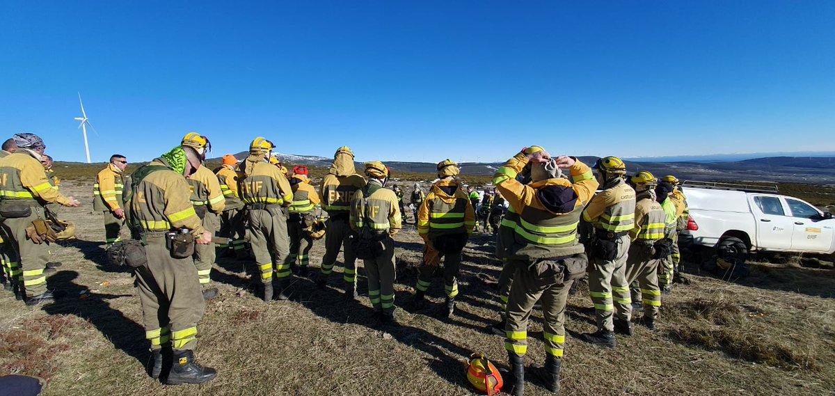 AT_Brif's tweet photo. Esta quema prescrita conjunta realizada por #BomberosForestales #BRIF de @mitecogob 👨‍🚒👩‍🚒#ELIF+#AAMM+#CDF de @jcyl persigue el trabajo en equipo y el engranaje entre los distintos dispositivos, así como formación y entrenamiento en manejo del fuego para enfrentarnos a los #IIFF. https://t.co/8RJNSklpYq