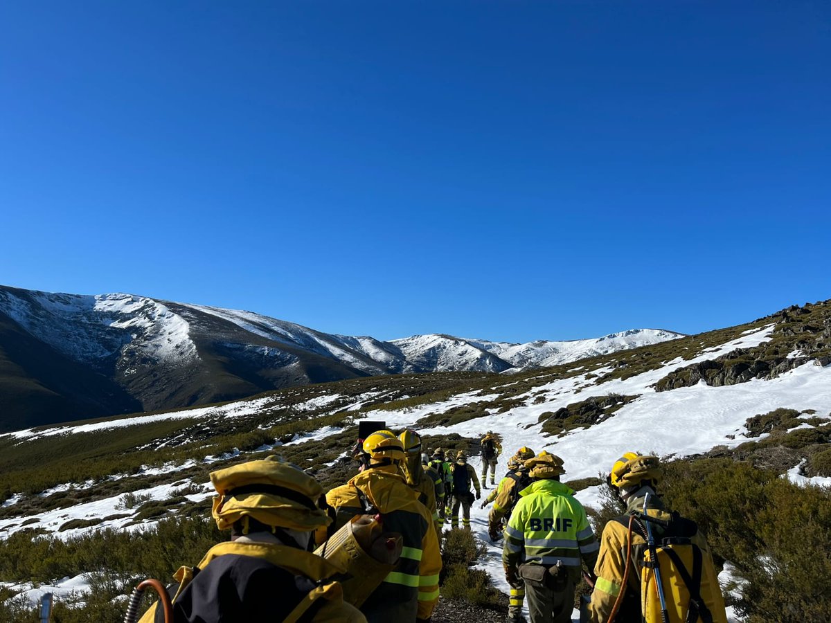 AT_Brif's tweet photo. Esta quema prescrita conjunta realizada por #BomberosForestales #BRIF de @mitecogob 👨‍🚒👩‍🚒#ELIF+#AAMM+#CDF de @jcyl persigue el trabajo en equipo y el engranaje entre los distintos dispositivos, así como formación y entrenamiento en manejo del fuego para enfrentarnos a los #IIFF. https://t.co/8RJNSklpYq