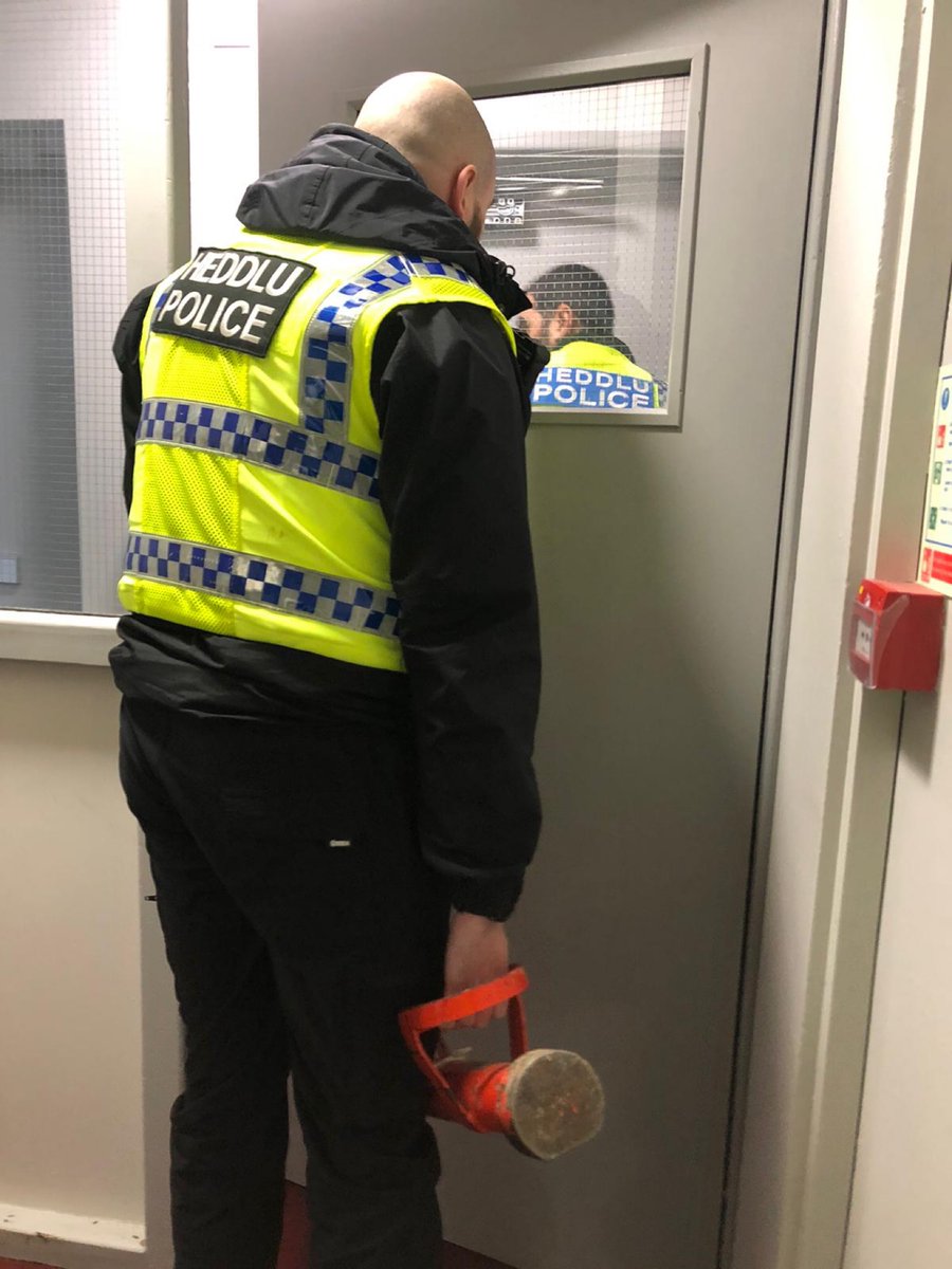 Drugs warrant executed in #Aberystwyth town this evening. Class A and B seized and off the street. #NeighbourhoodPolicingWeek Working together with @DPPCardigan thank you 🙏🏽 #SayNoToDrugs #ReportIt